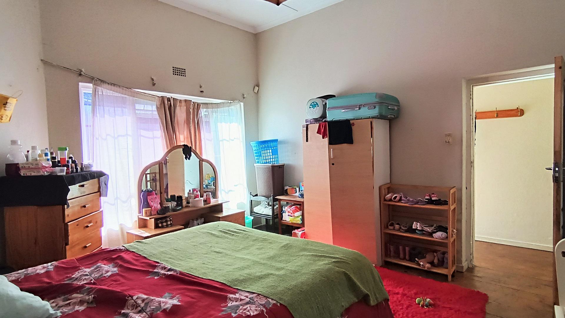 Bed Room 1 - 16 square meters of property in Observatory - CPT