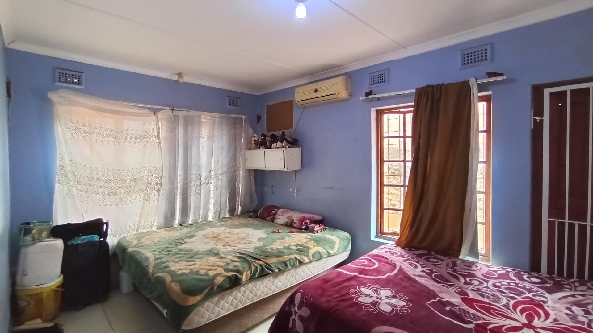 Bed Room 1 - 17 square meters of property in Glen Anil