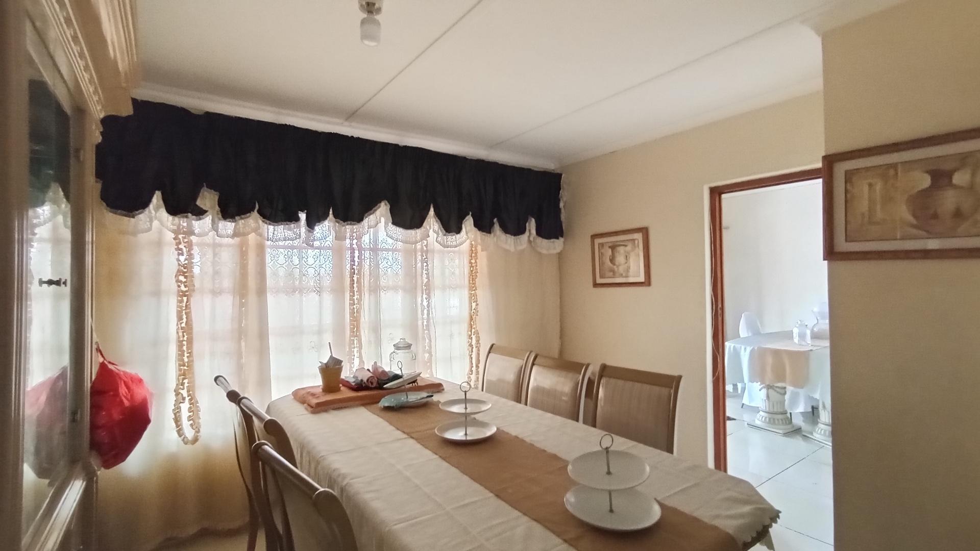 Dining Room - 14 square meters of property in Glen Anil