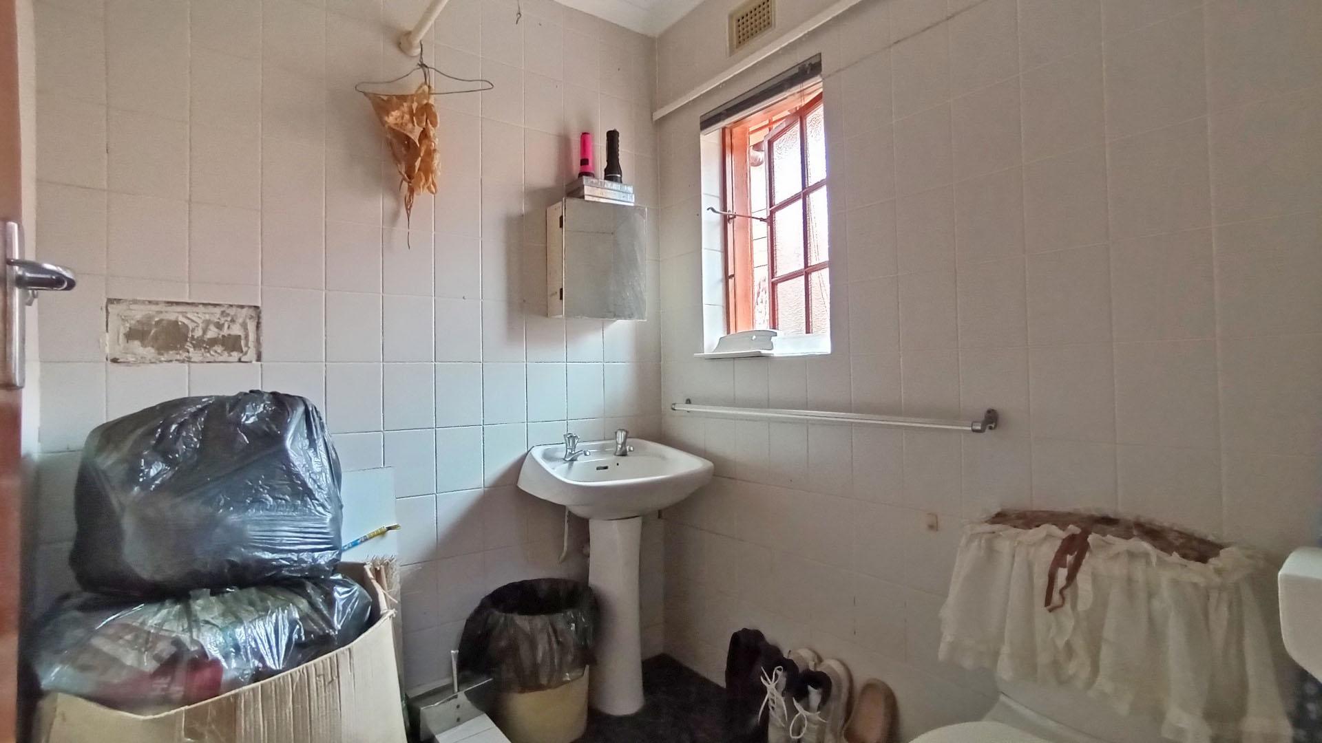 Bathroom 2 - 4 square meters of property in Glen Anil