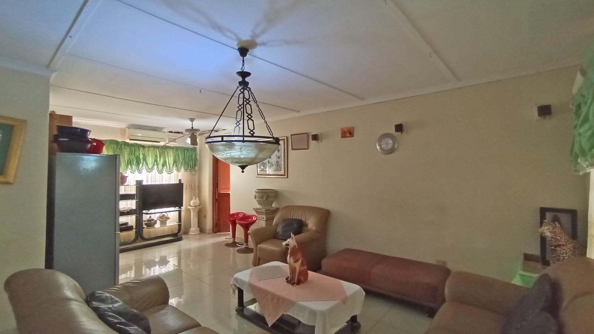 Lounges - 32 square meters of property in Glen Anil