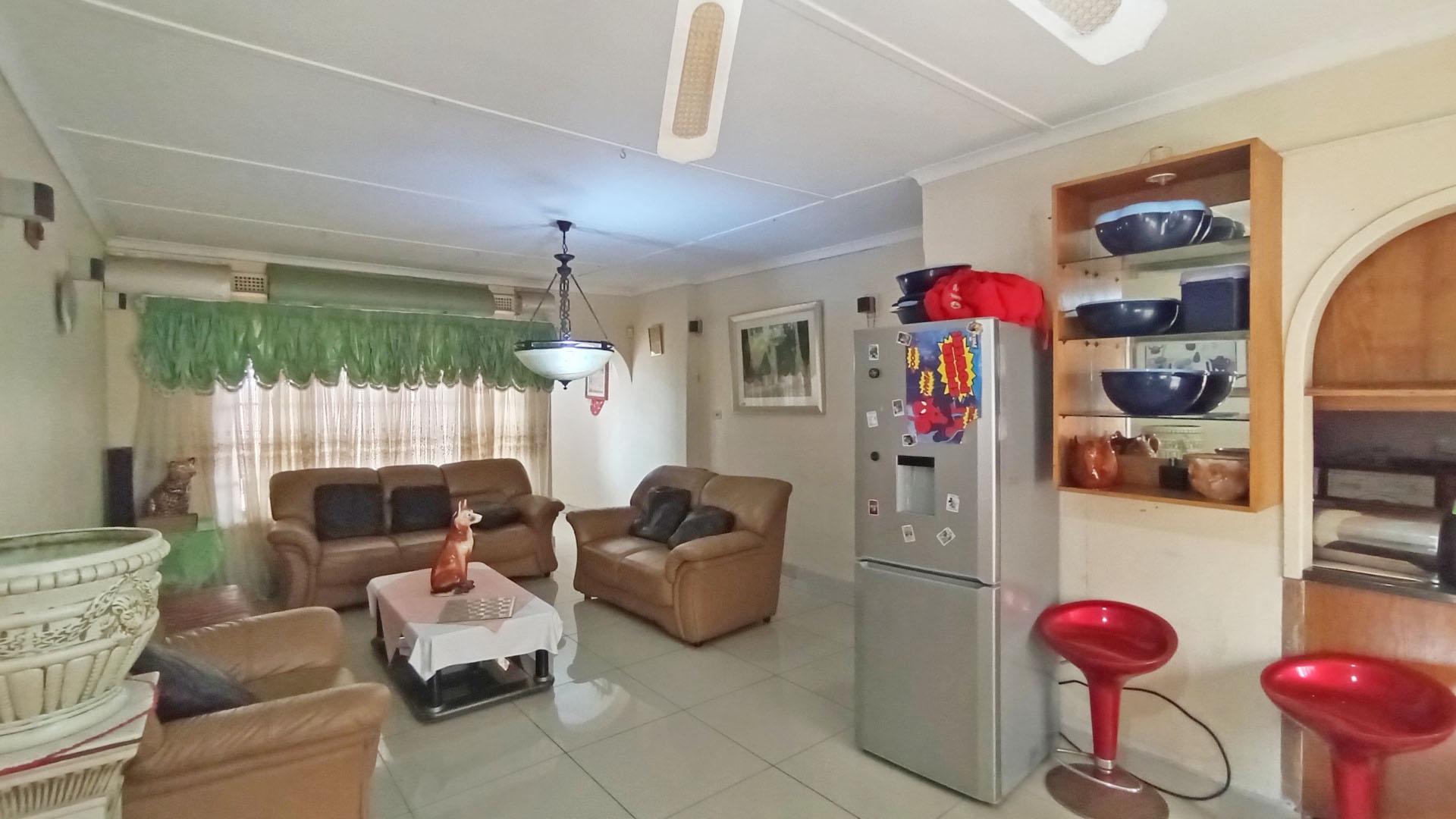 Lounges - 32 square meters of property in Glen Anil