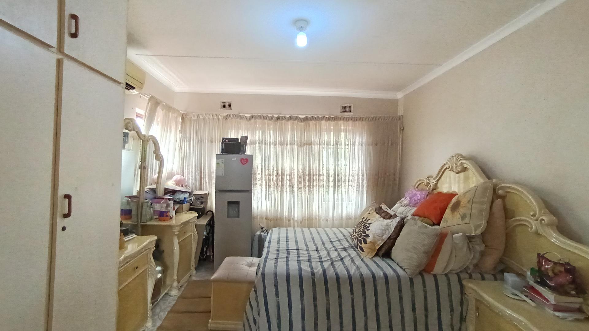 Main Bedroom - 21 square meters of property in Glen Anil