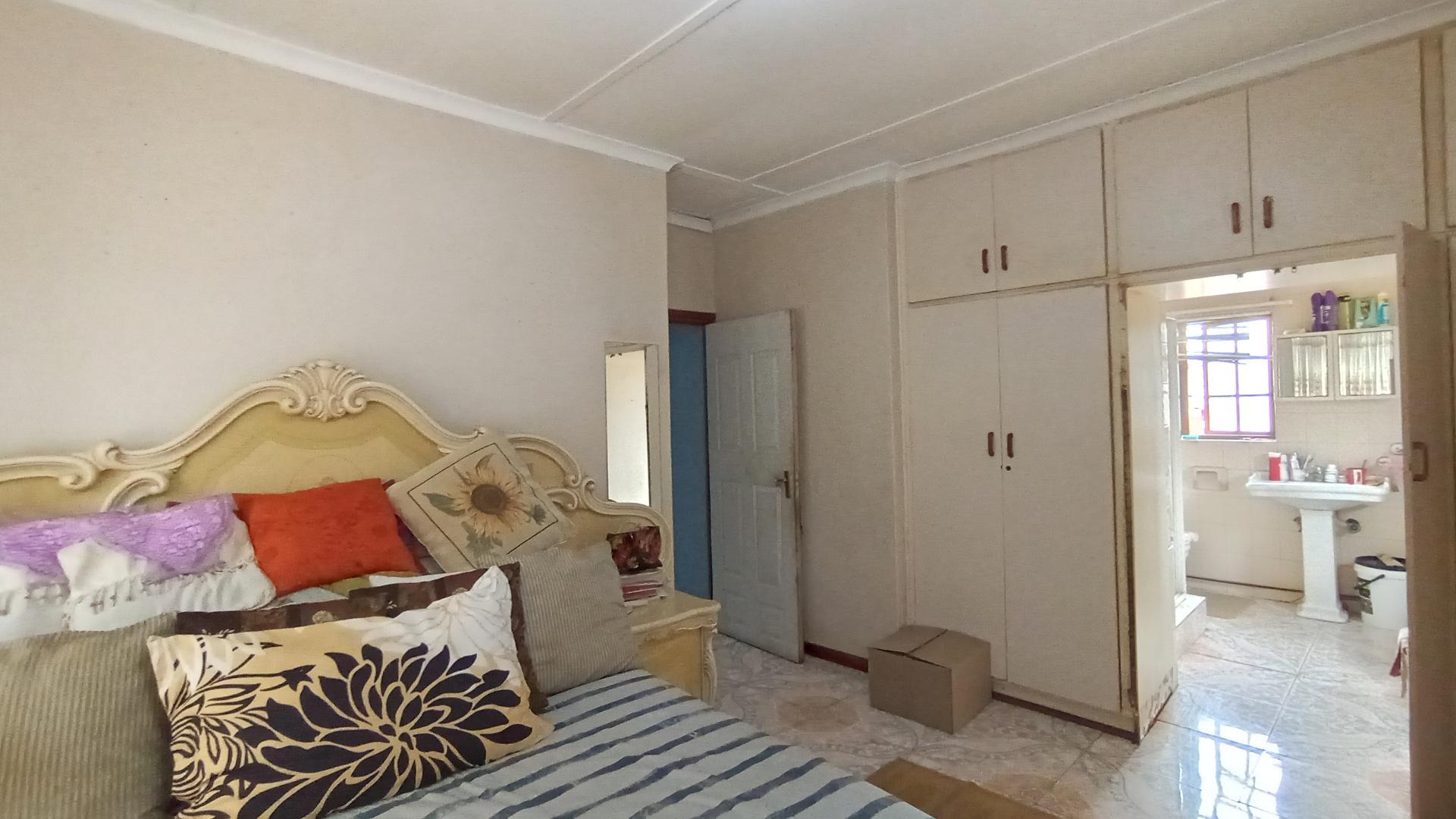 Main Bedroom - 21 square meters of property in Glen Anil