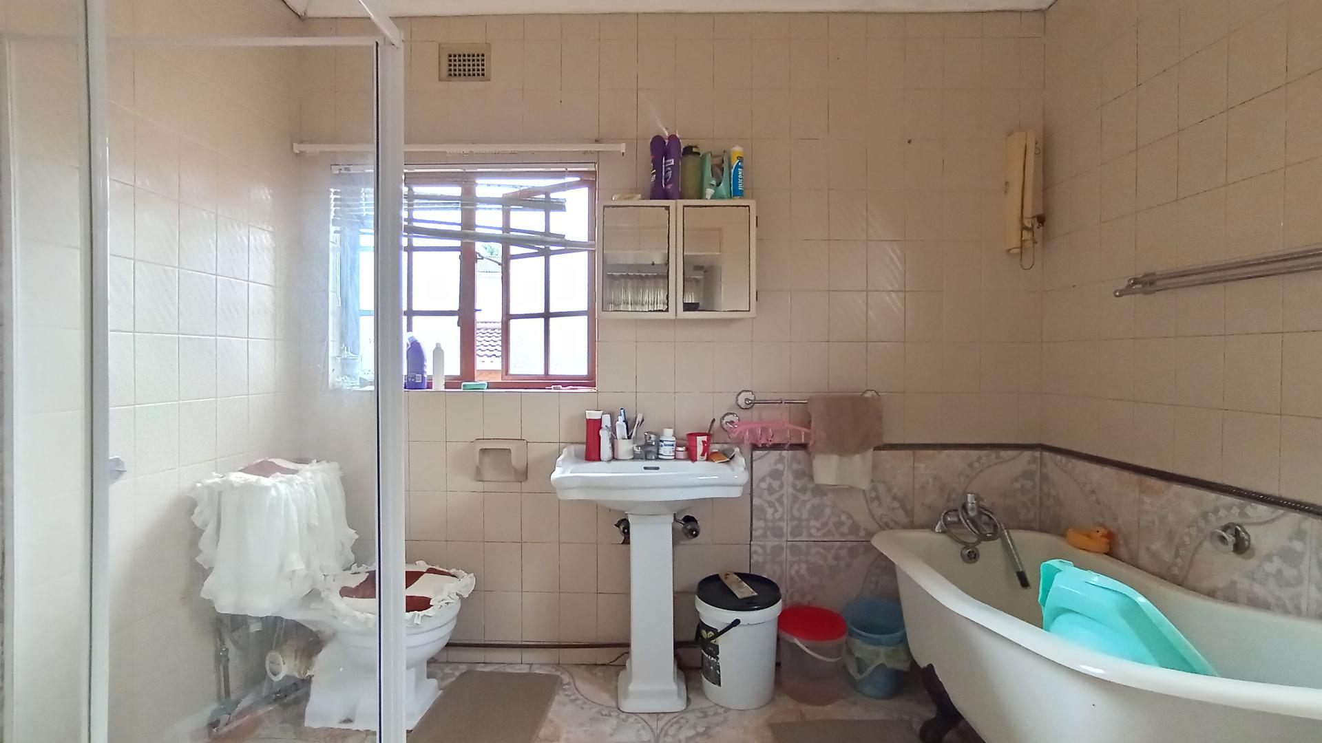 Main Bathroom - 8 square meters of property in Glen Anil