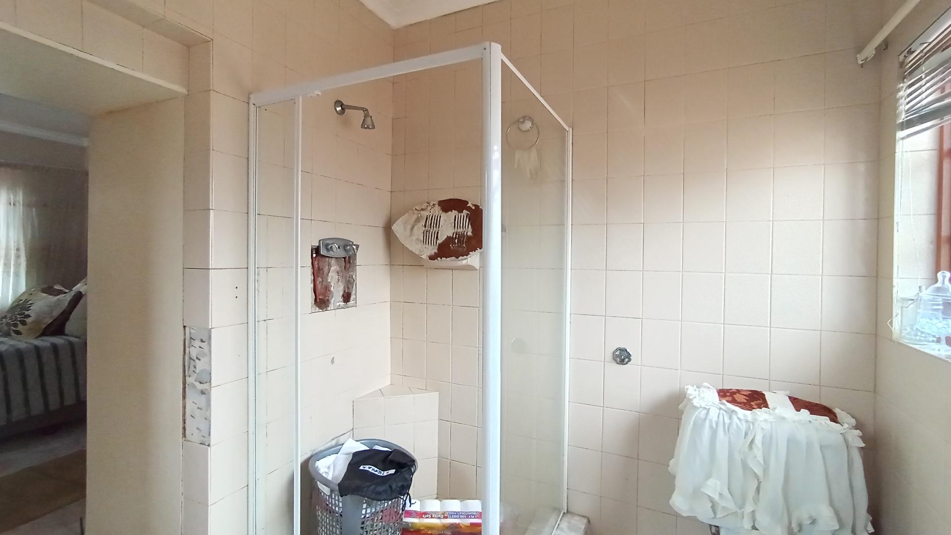 Main Bathroom - 8 square meters of property in Glen Anil