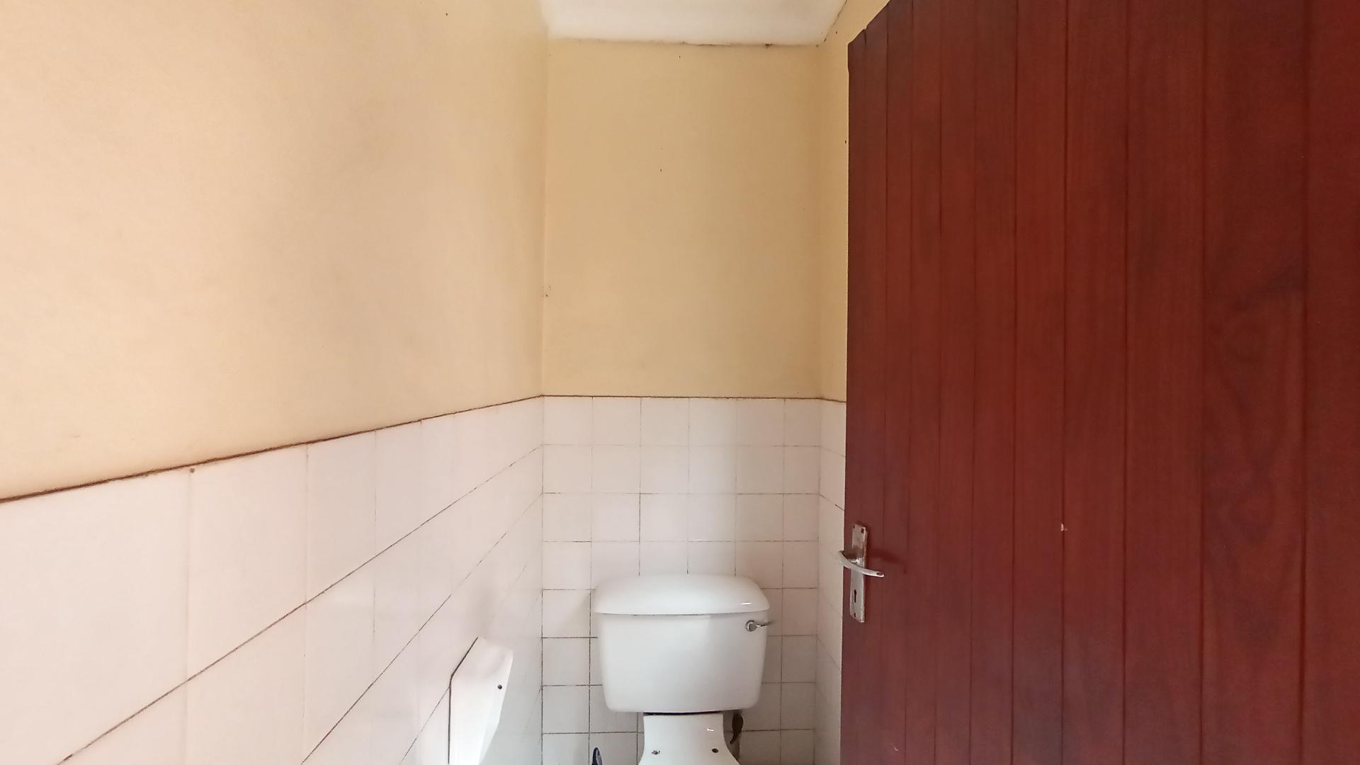 Staff Bathroom - 6 square meters of property in Glen Anil