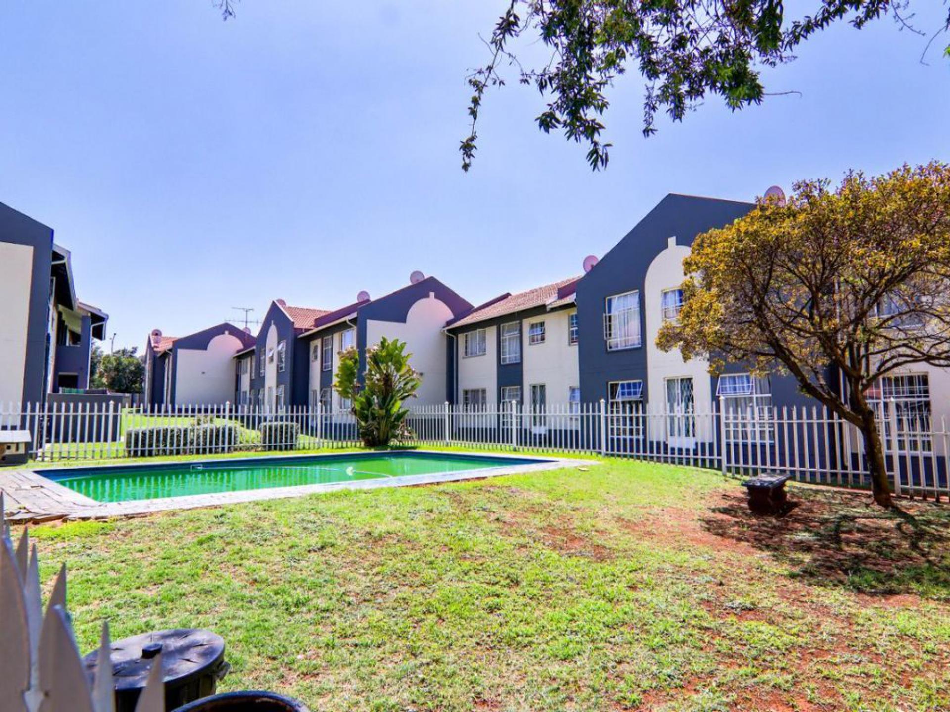  of property in Die Hoewes