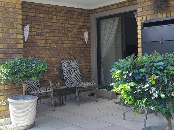 2 Bedroom Simplex for Sale For Sale in New Redruth - MR673377