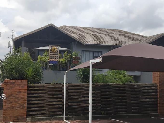 2 Bedroom Simplex for Sale For Sale in Johannesburg Central - MR673379