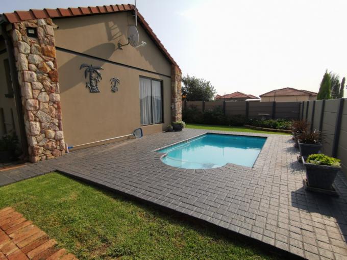 2 Bedroom Simplex for Sale For Sale in Bergsig - Heidelberg - MR673407
