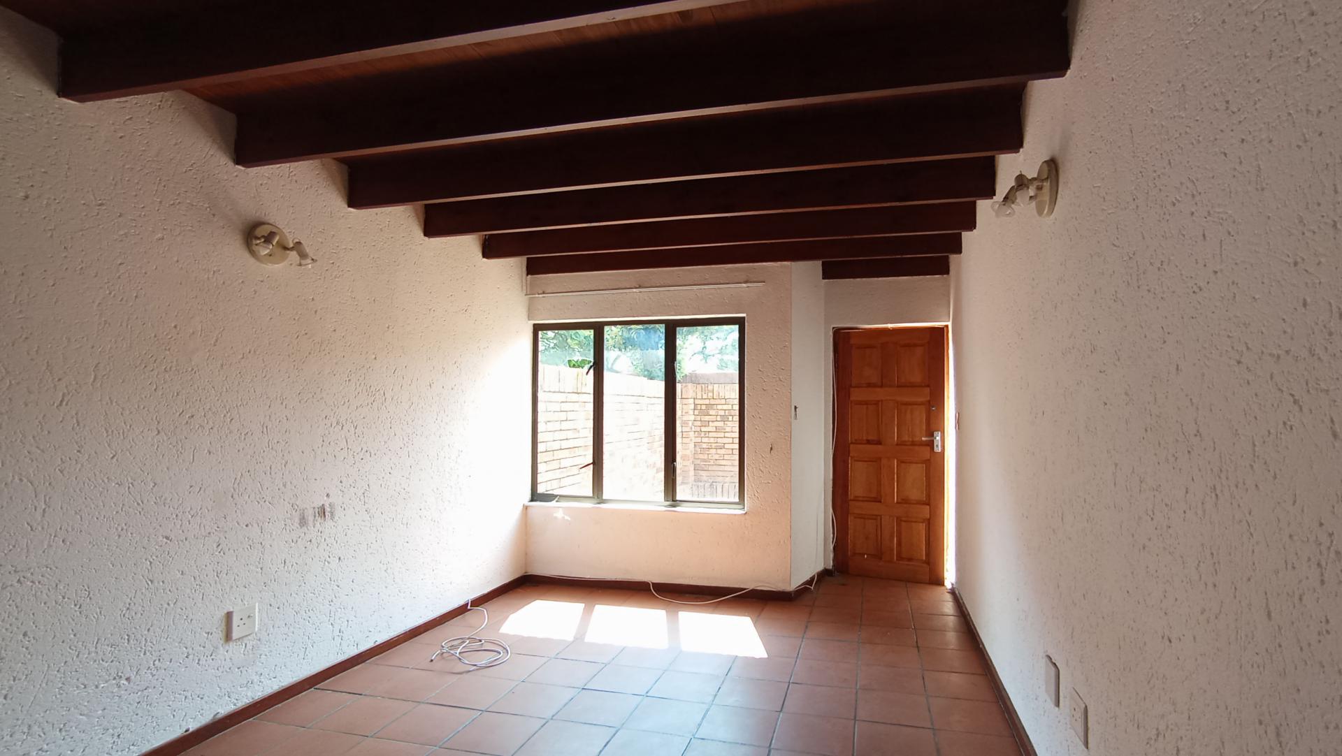 Lounges - 19 square meters of property in Windsor West