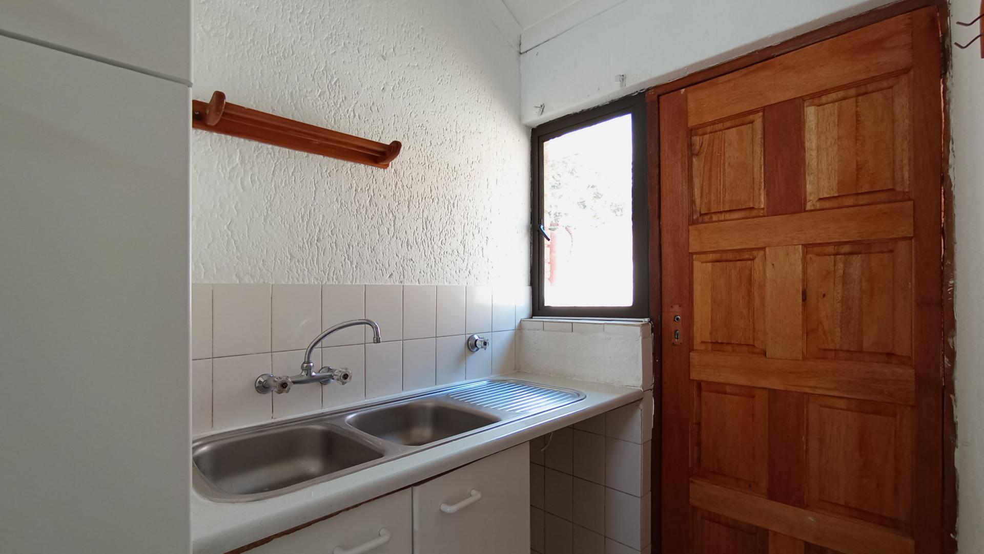 Kitchen - 7 square meters of property in Windsor West