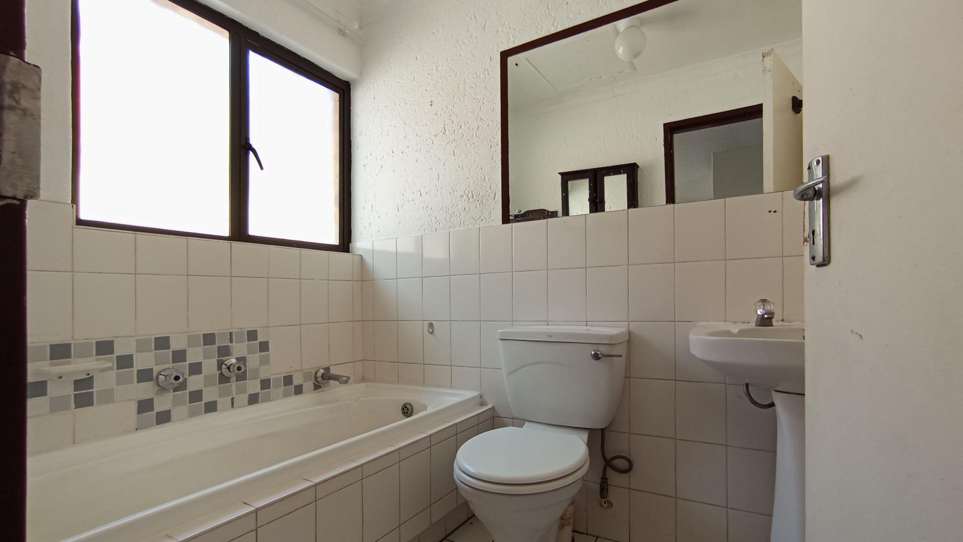 Bathroom 1 - 4 square meters of property in Windsor West