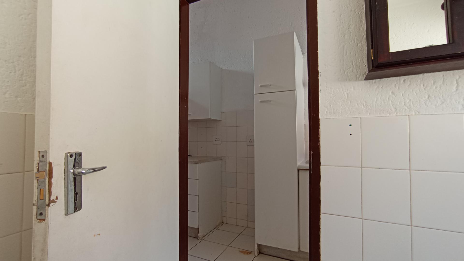 Bathroom 1 - 4 square meters of property in Windsor West