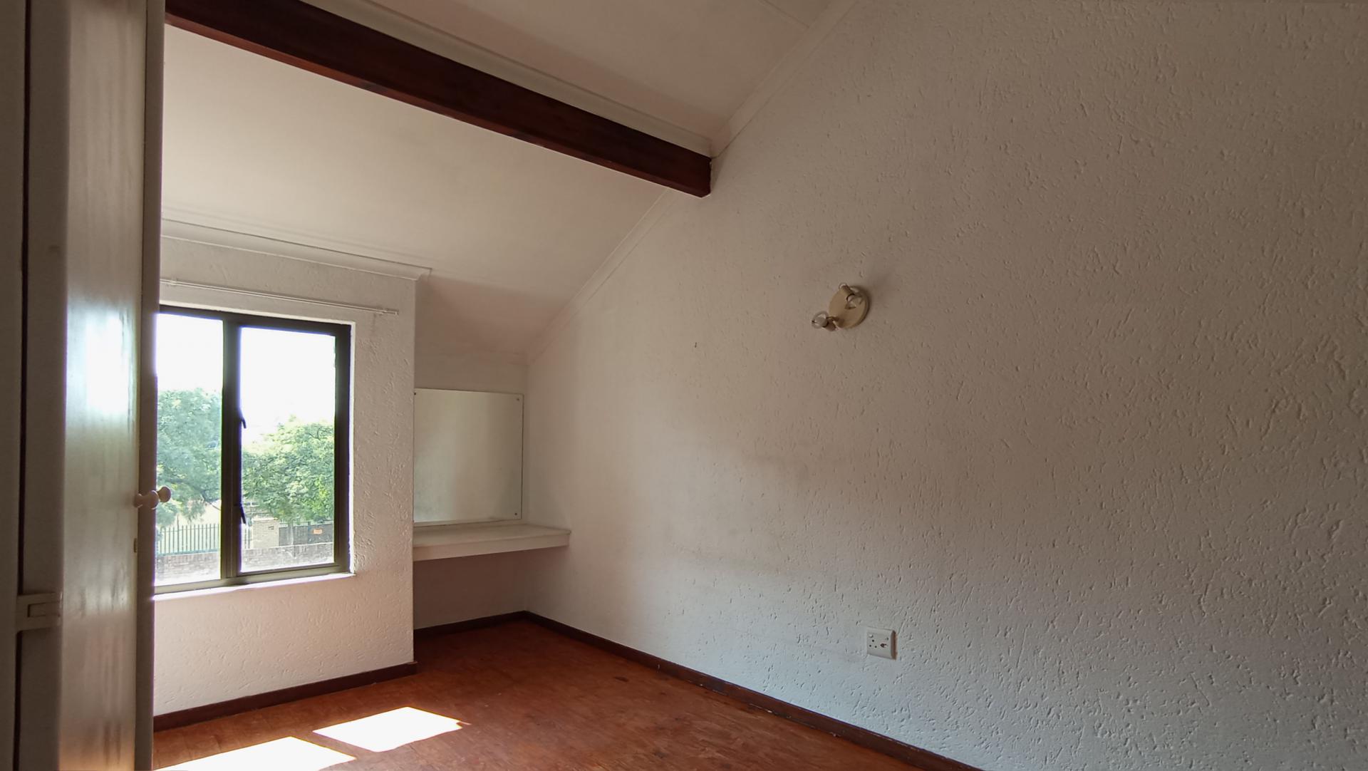 Bed Room 1 - 14 square meters of property in Windsor West