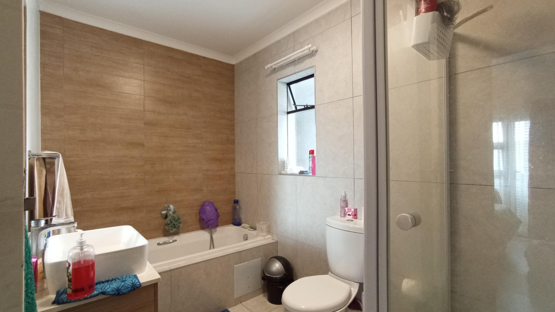 Bathroom 1 - 9 square meters of property in Longlake 