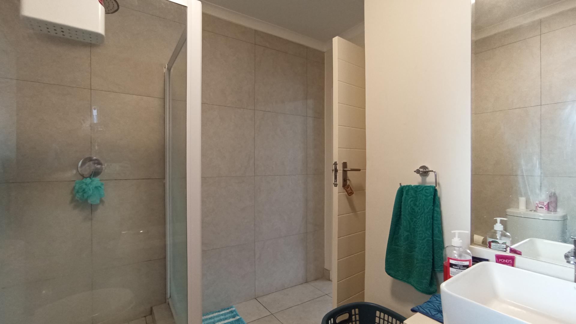 Bathroom 1 - 9 square meters of property in Longlake 