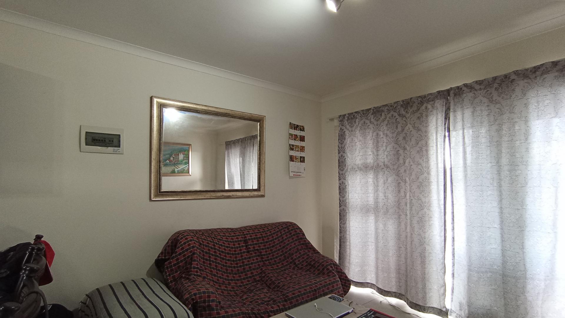 Lounges - 13 square meters of property in Longlake 