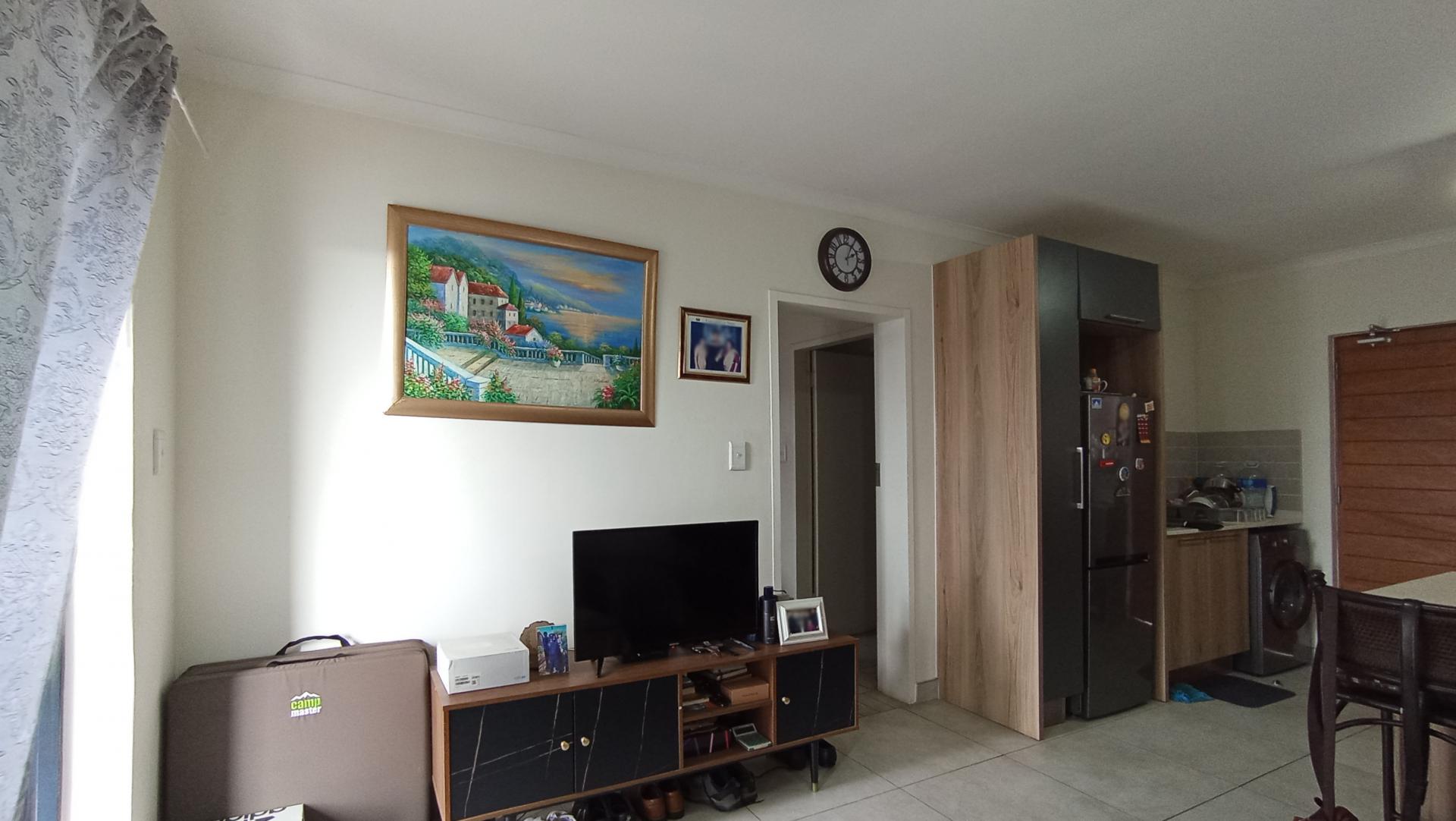 Lounges - 13 square meters of property in Longlake 