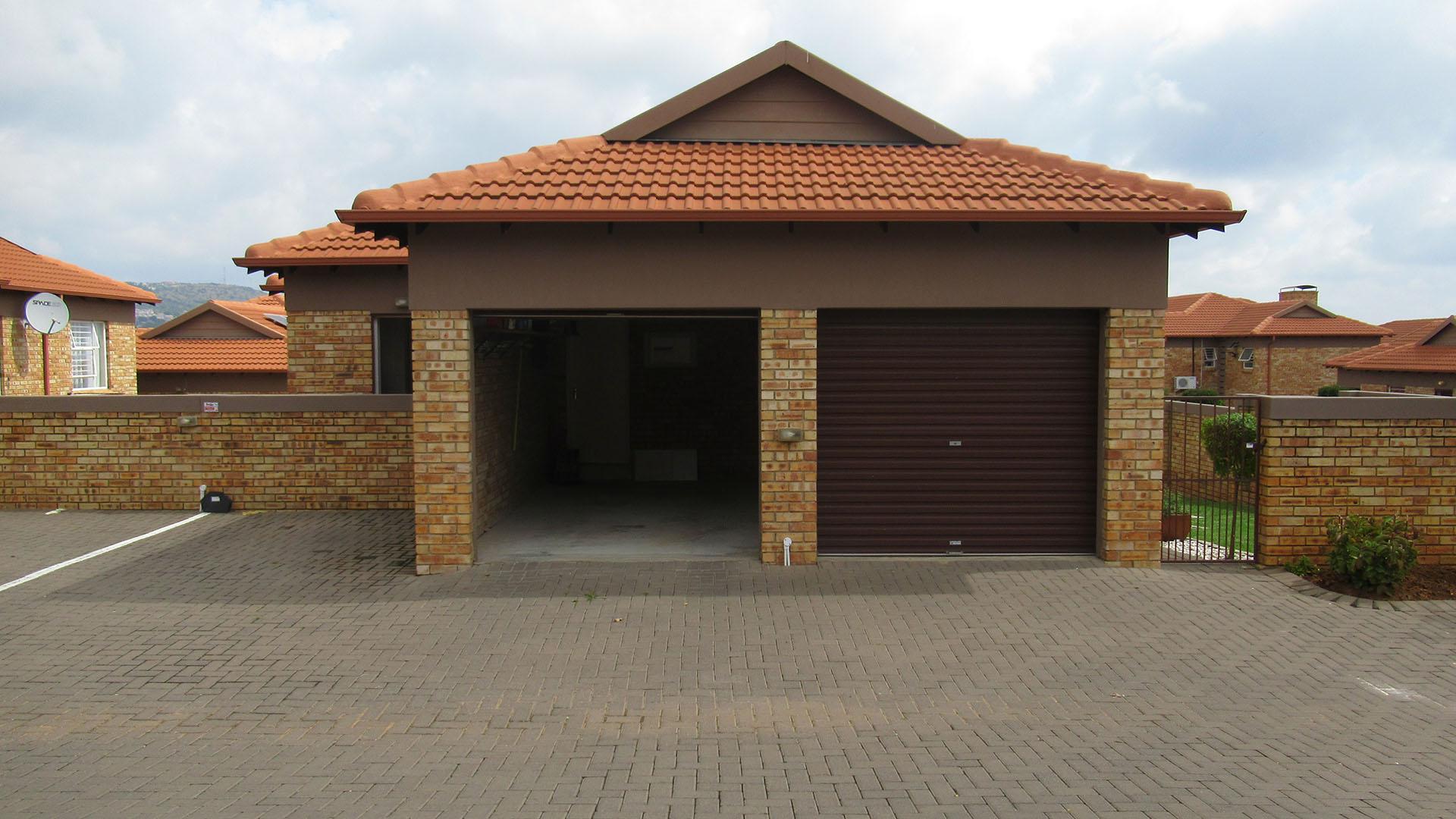 Front View of property in Ruimsig