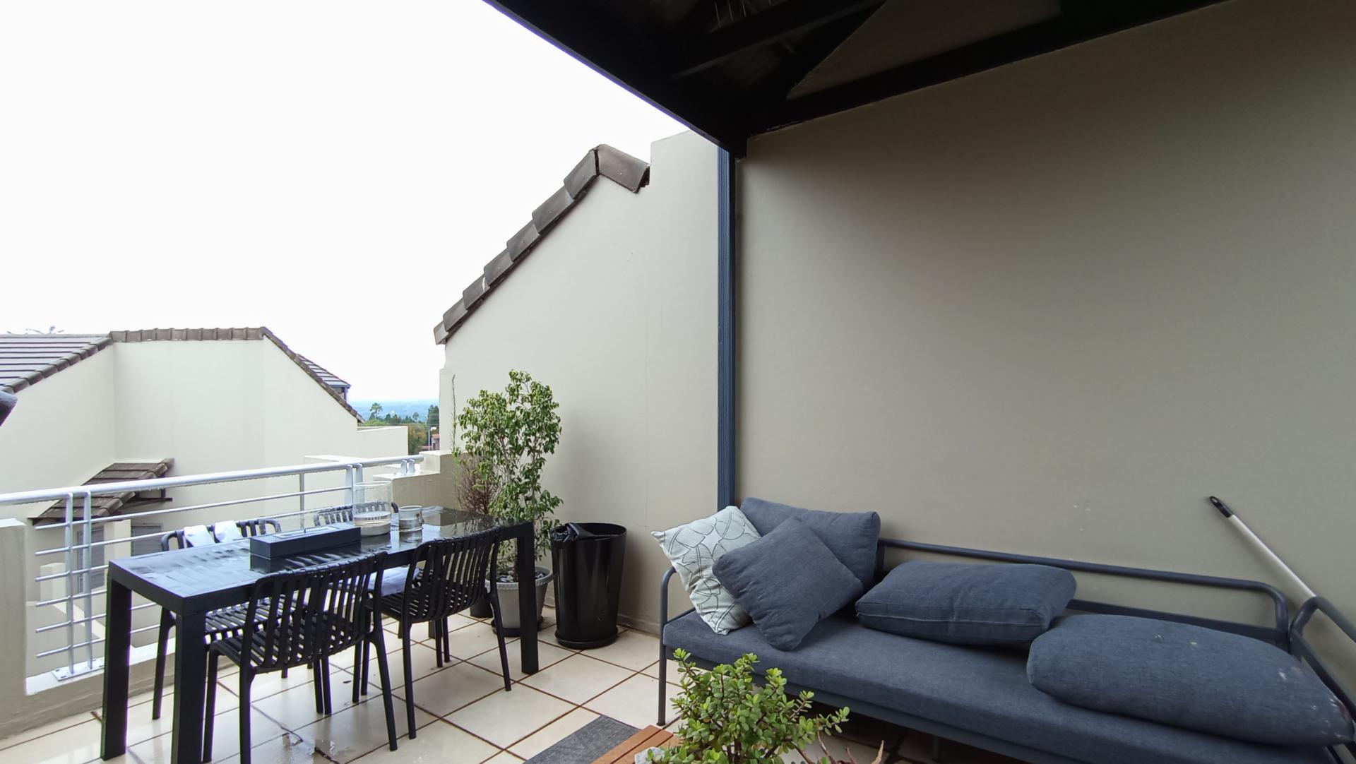 Balcony - 25 square meters of property in Lone Hill