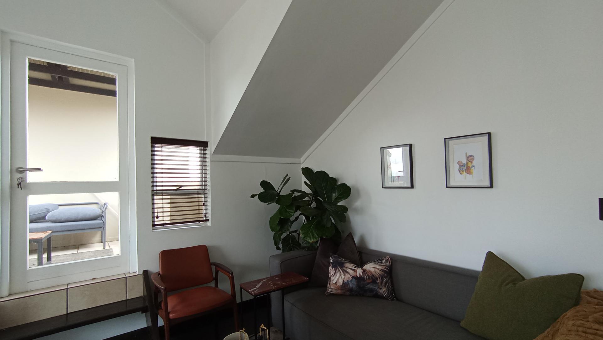 Lounges - 12 square meters of property in Lone Hill