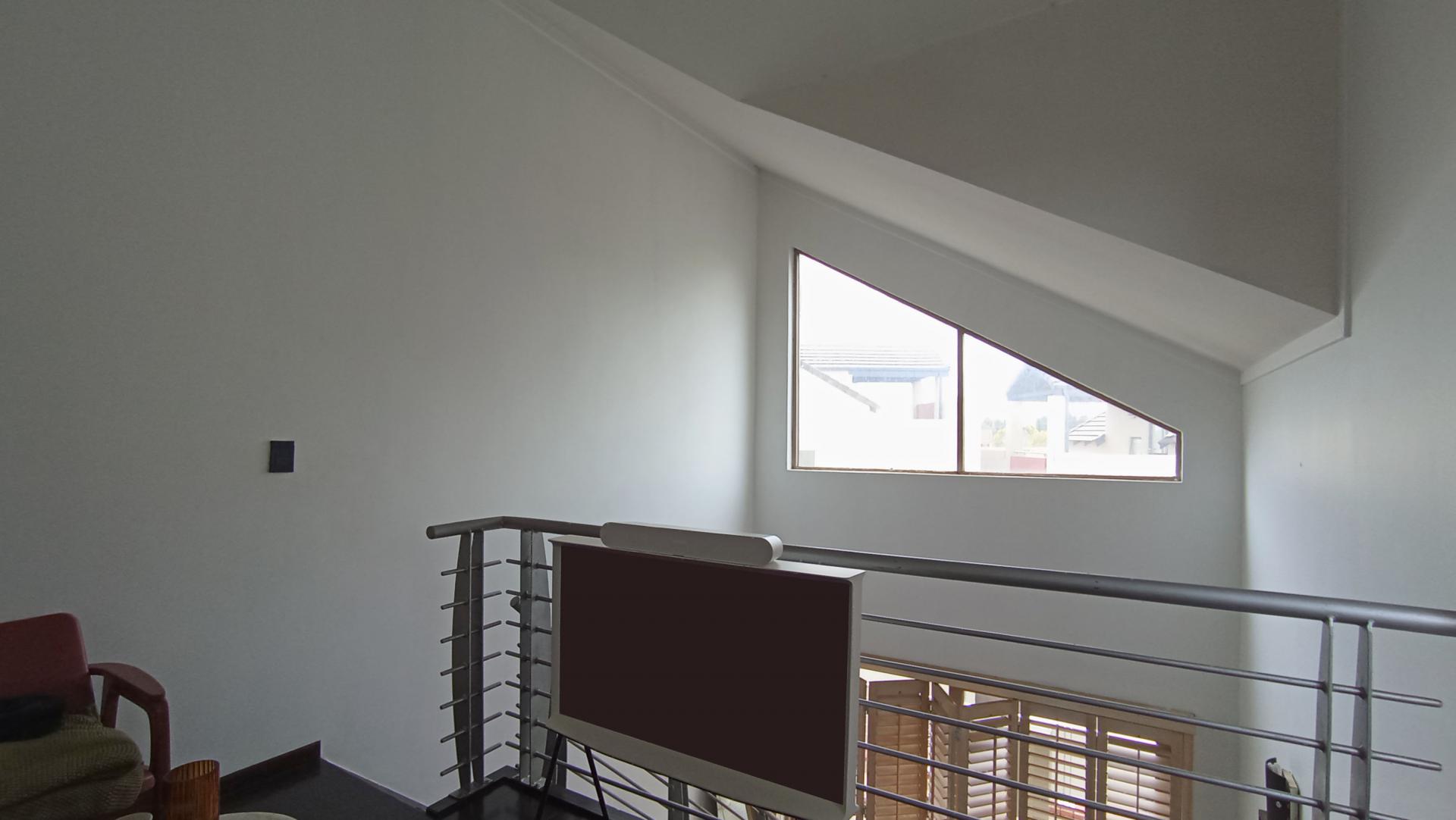 Lounges - 12 square meters of property in Lone Hill