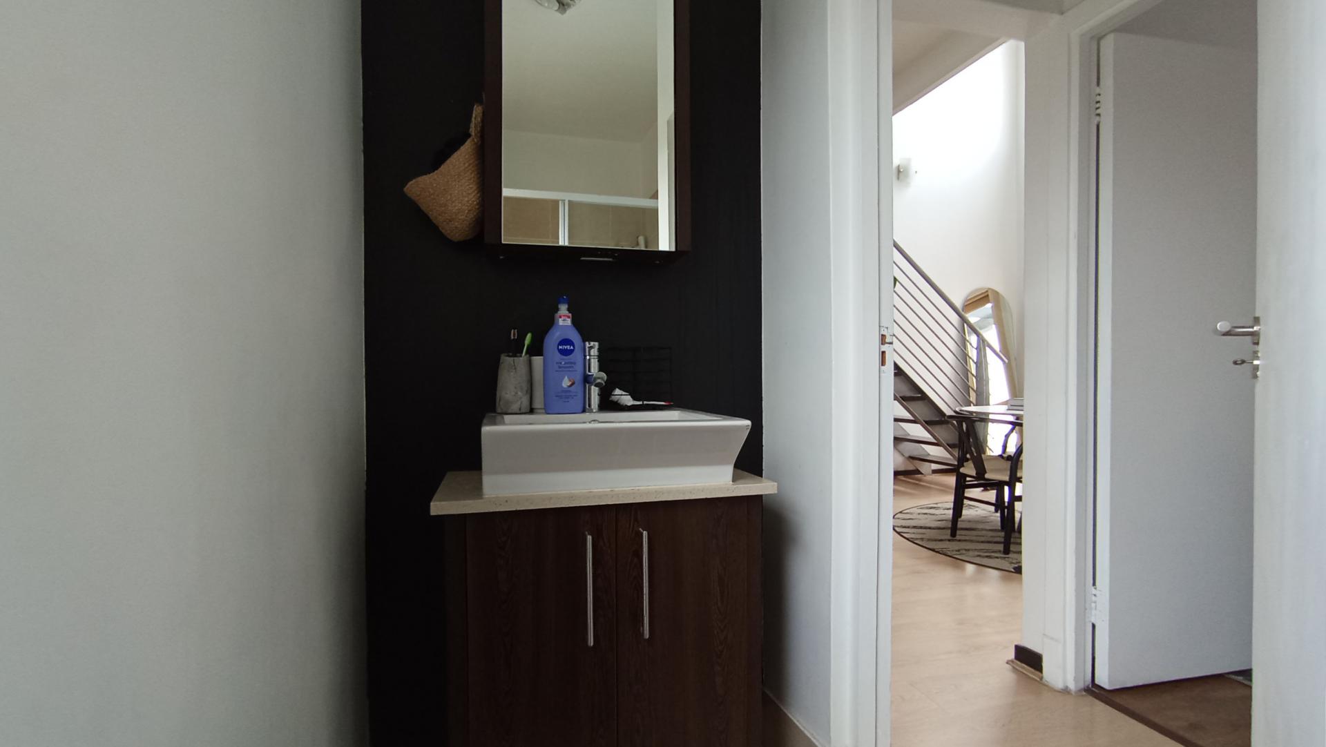 Bathroom 1 - 4 square meters of property in Lone Hill