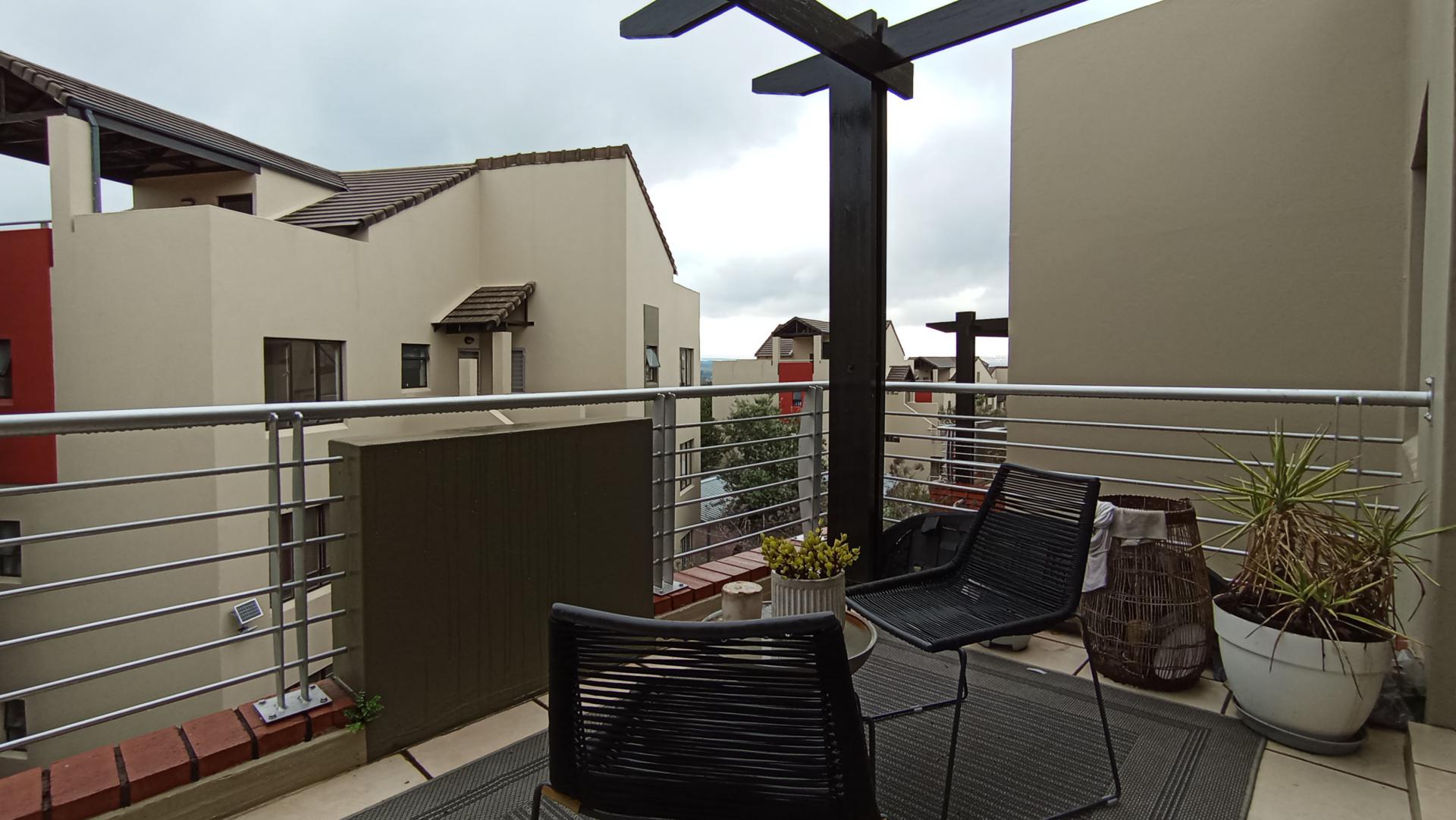 Balcony - 25 square meters of property in Lone Hill