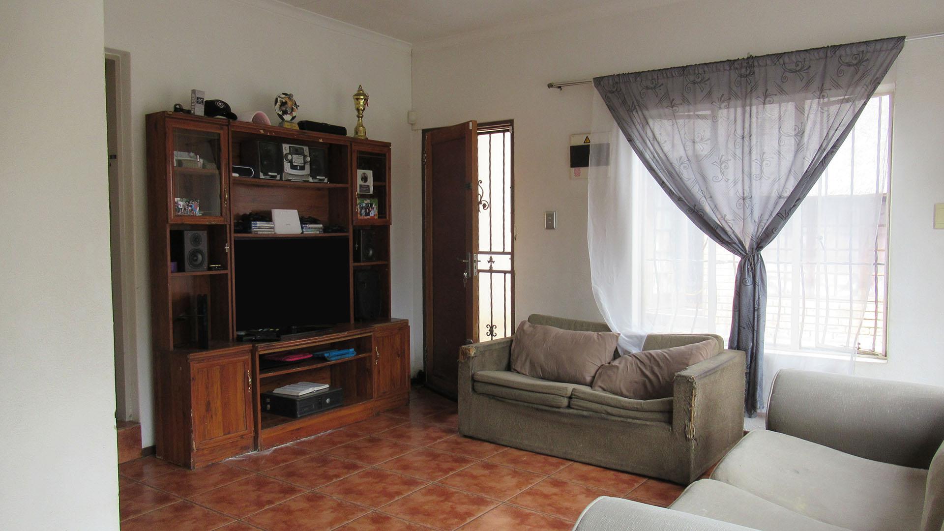 Lounges - 18 square meters of property in Moffat View