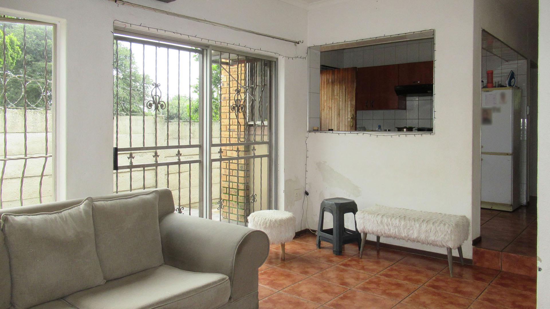 Lounges - 18 square meters of property in Moffat View