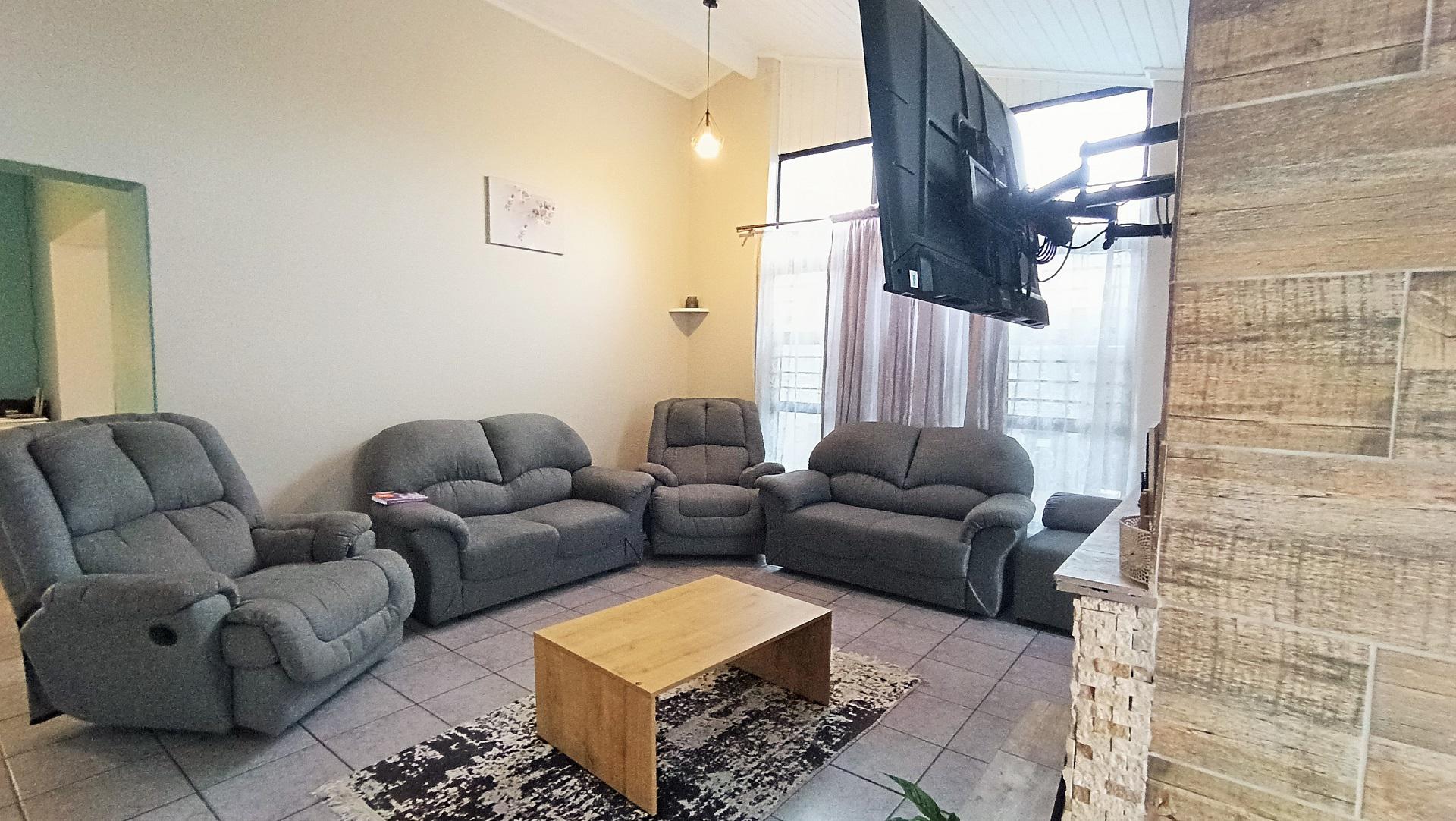 Lounges - 31 square meters of property in Windsor Park - CPT