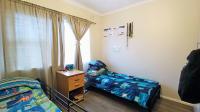 Bed Room 1 - 14 square meters of property in Windsor Park - CPT