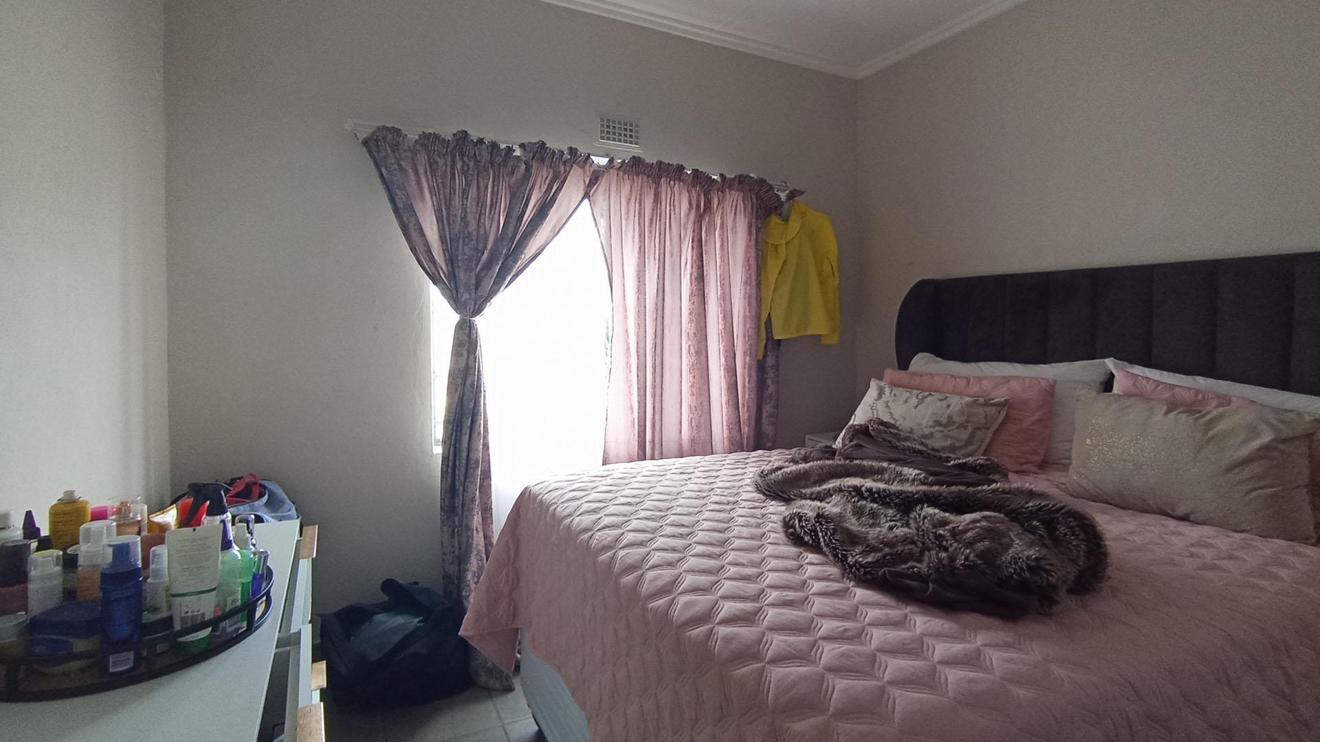 Bed Room 1 - 11 square meters of property in Lotus Gardens