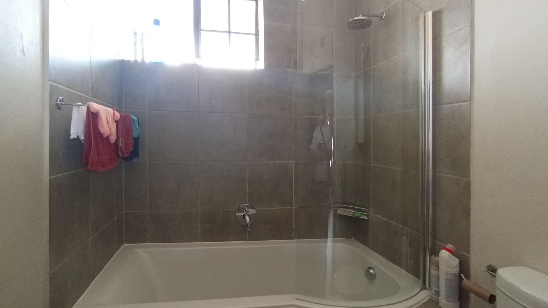 Bathroom 1 - 5 square meters of property in Lotus Gardens