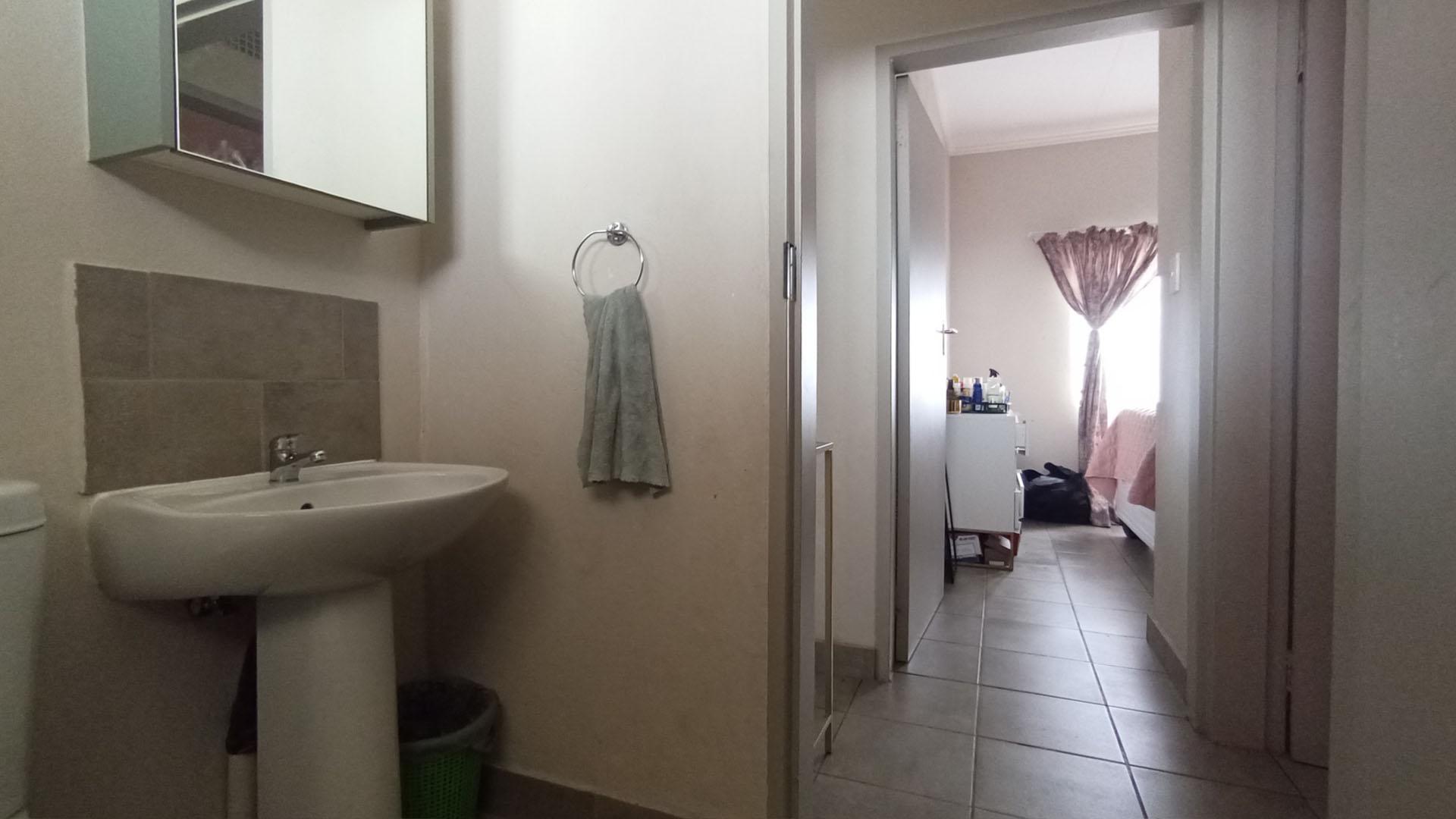 Bathroom 1 - 5 square meters of property in Lotus Gardens