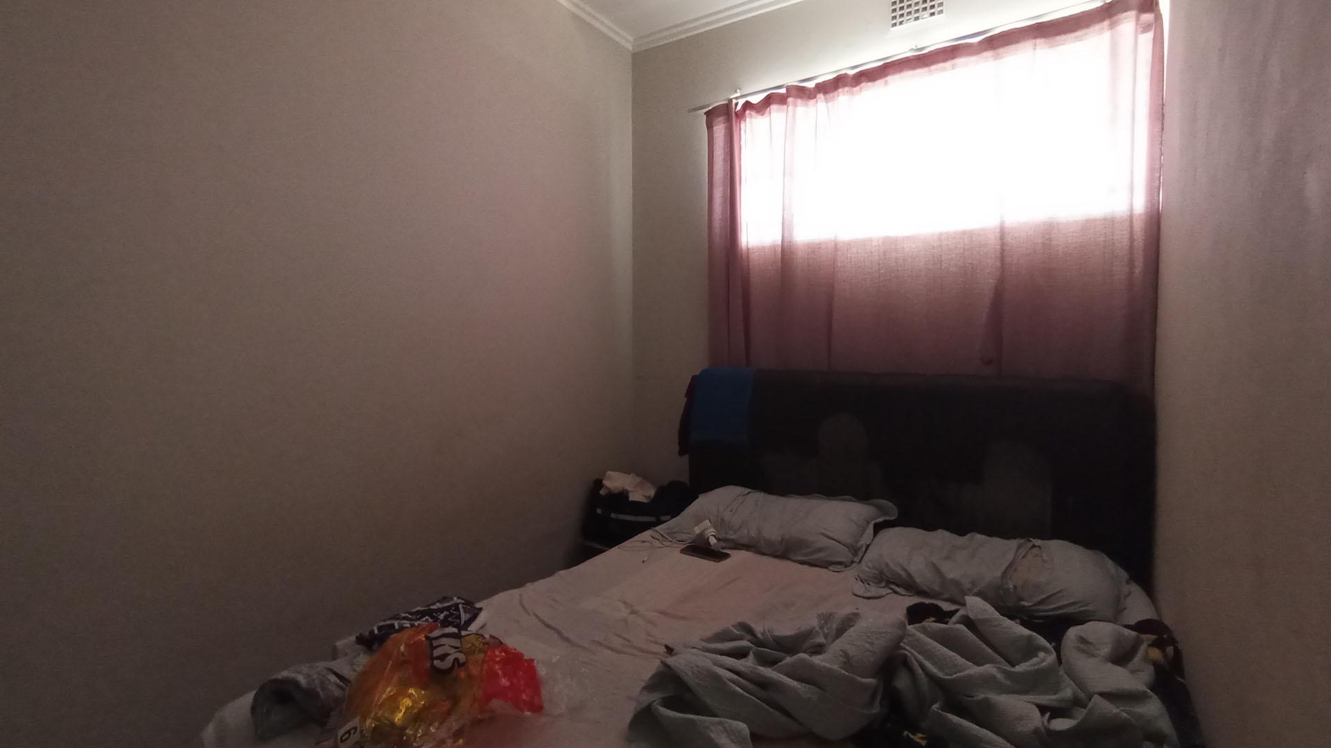 Bed Room 2 - 8 square meters of property in Lotus Gardens