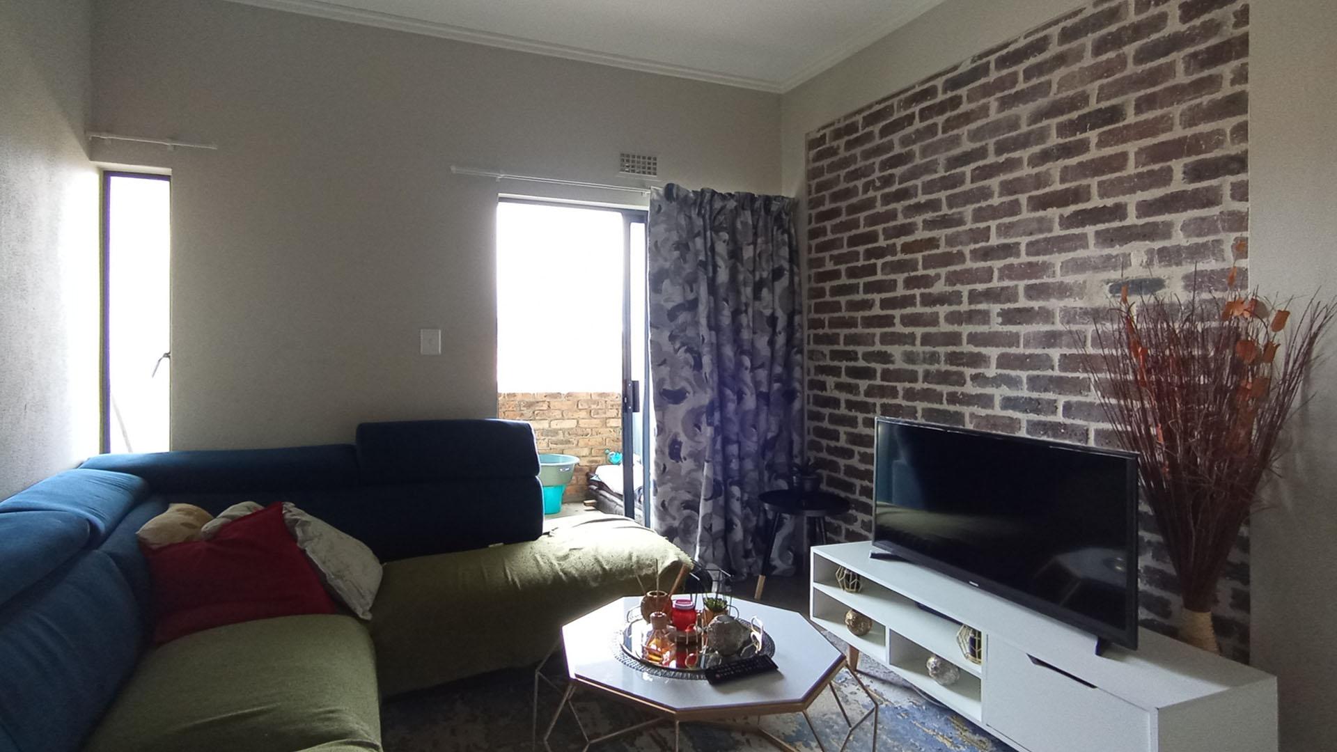 Lounges - 11 square meters of property in Lotus Gardens