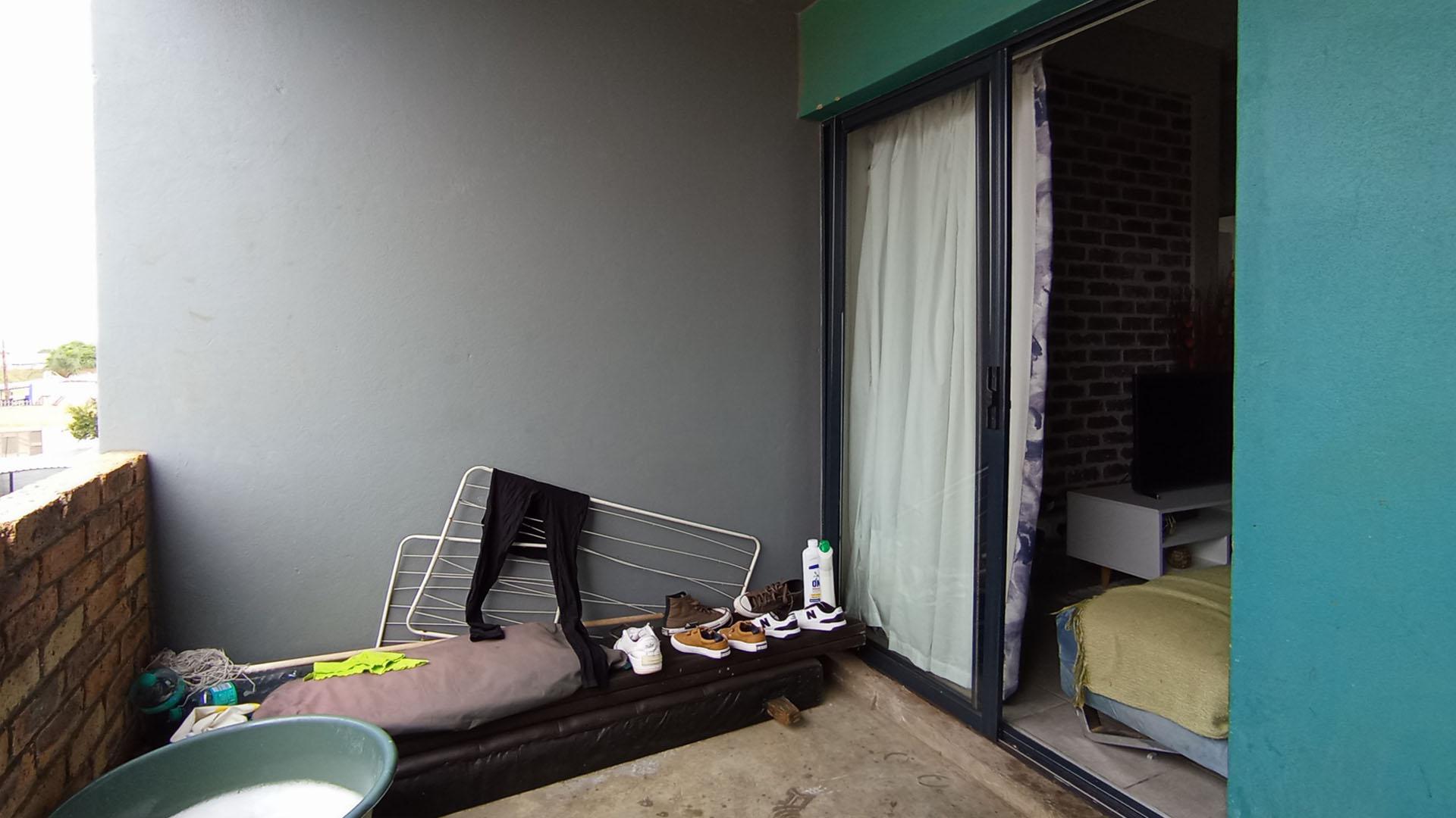 Balcony - 4 square meters of property in Lotus Gardens