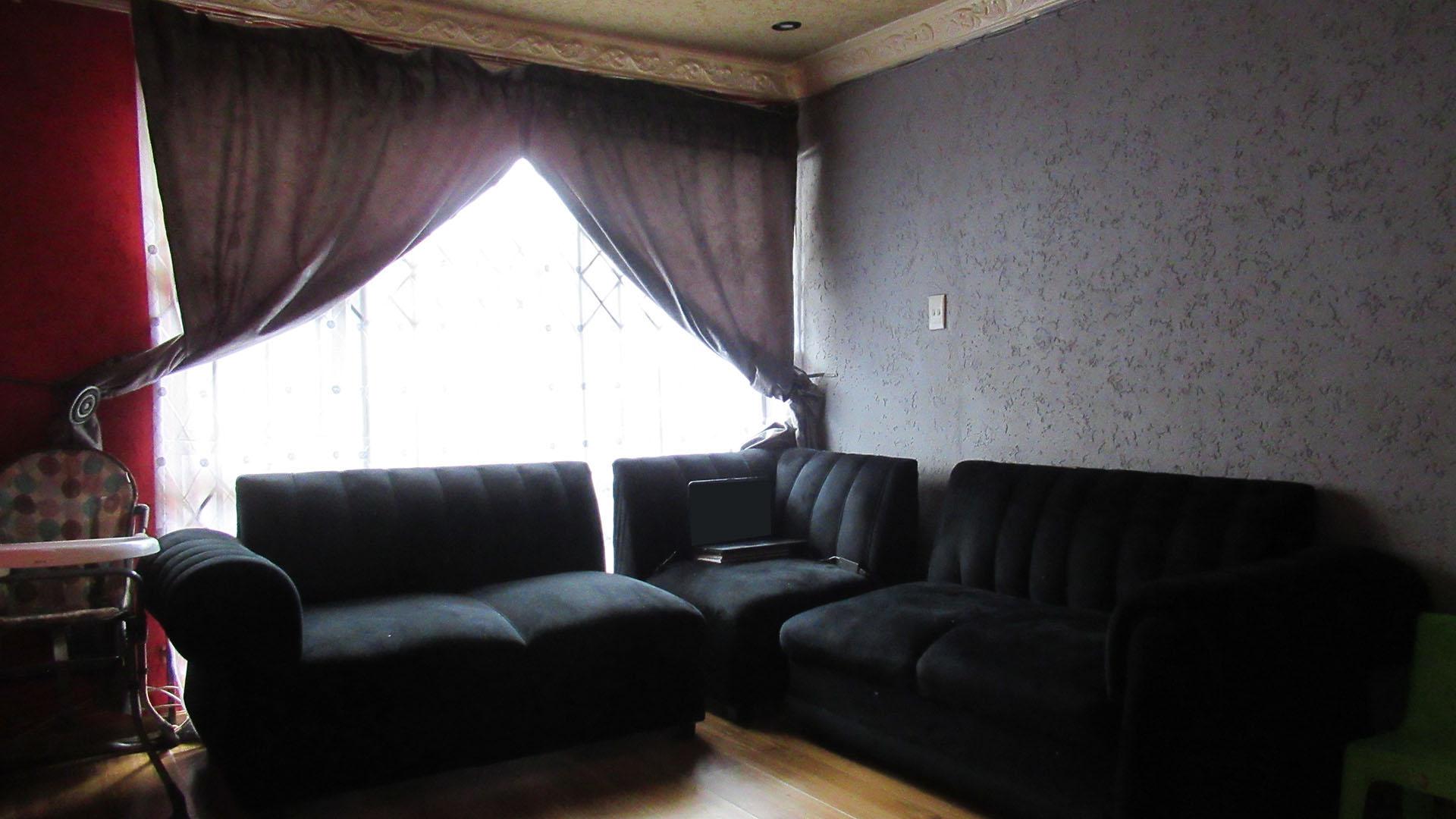 Lounges - 11 square meters of property in Glen Ridge (Gauteng - West)