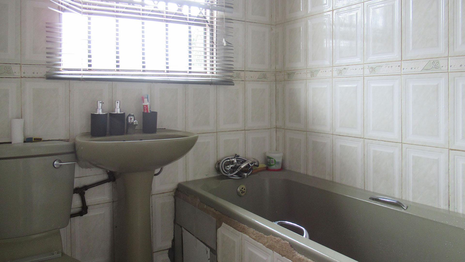Bathroom 1 - 6 square meters of property in Glen Ridge (Gauteng - West)