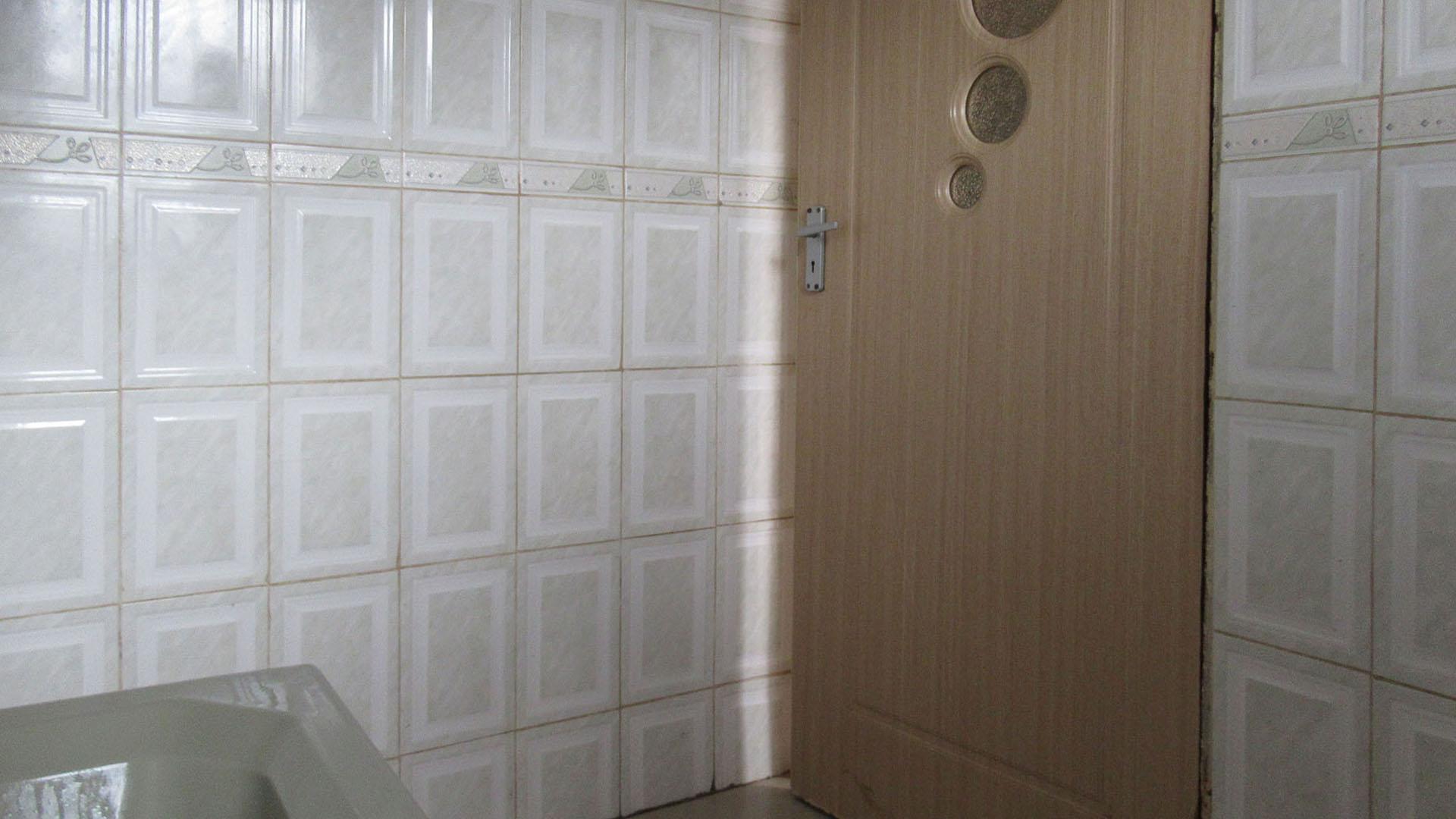 Bathroom 1 - 6 square meters of property in Glen Ridge (Gauteng - West)