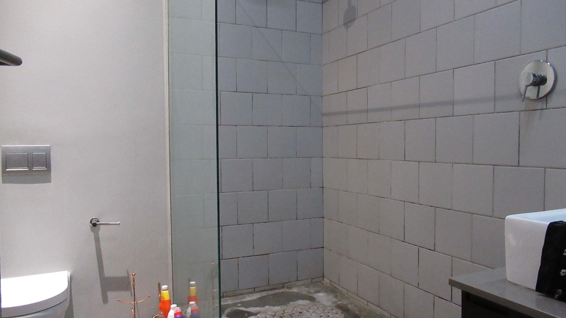 Bathroom 1 - 7 square meters of property in New Doornfontein