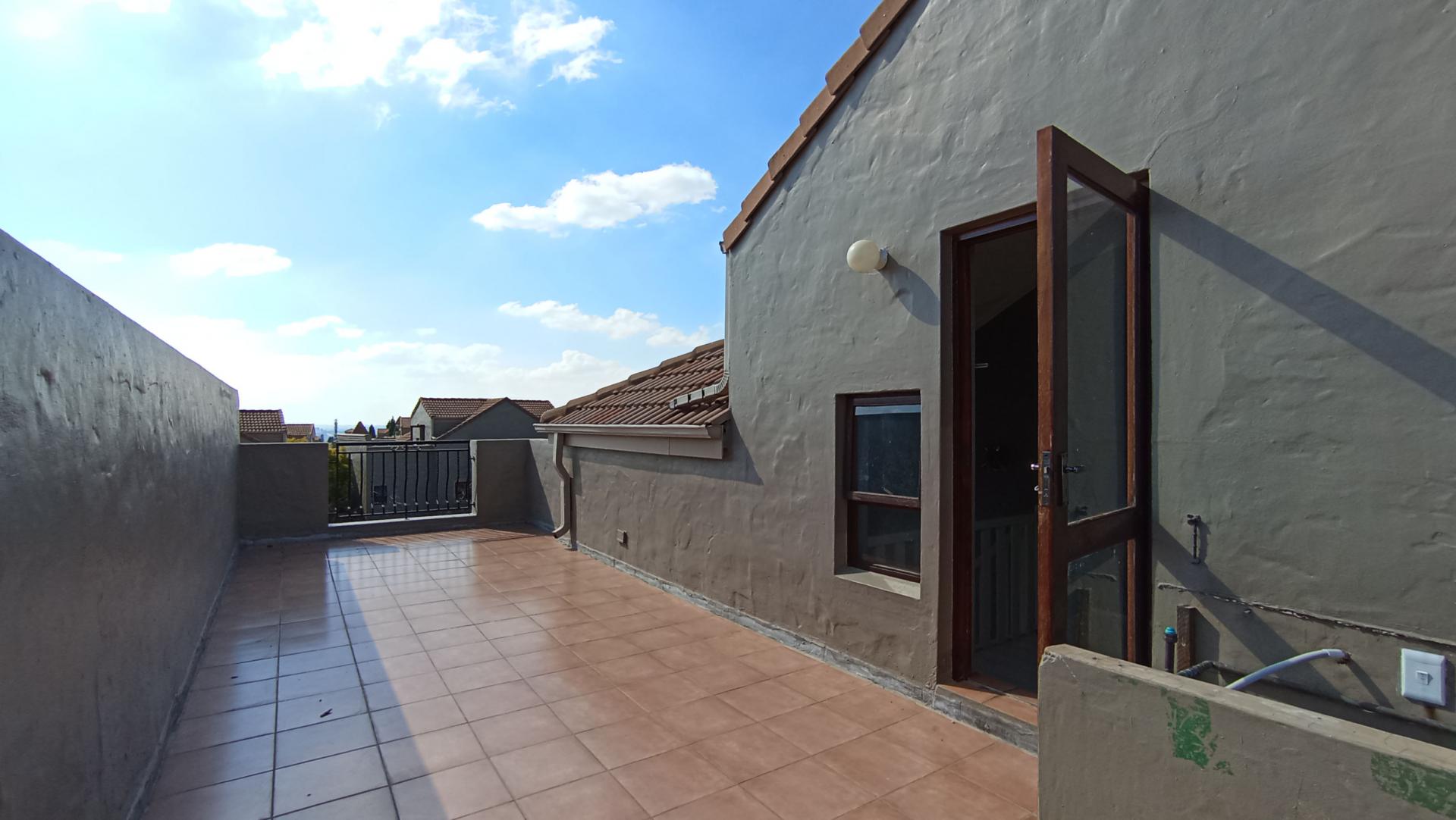 Balcony - 31 square meters of property in Lone Hill