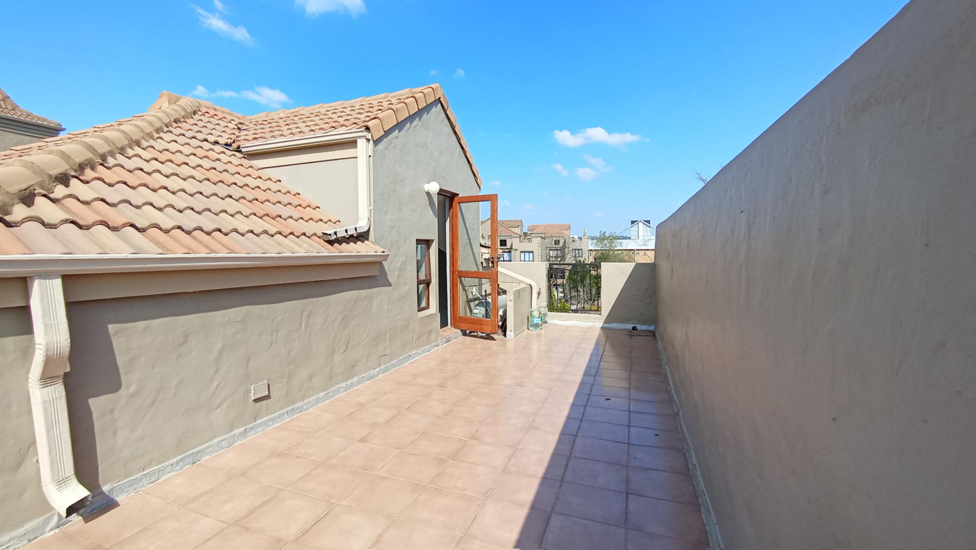 Balcony - 31 square meters of property in Lone Hill