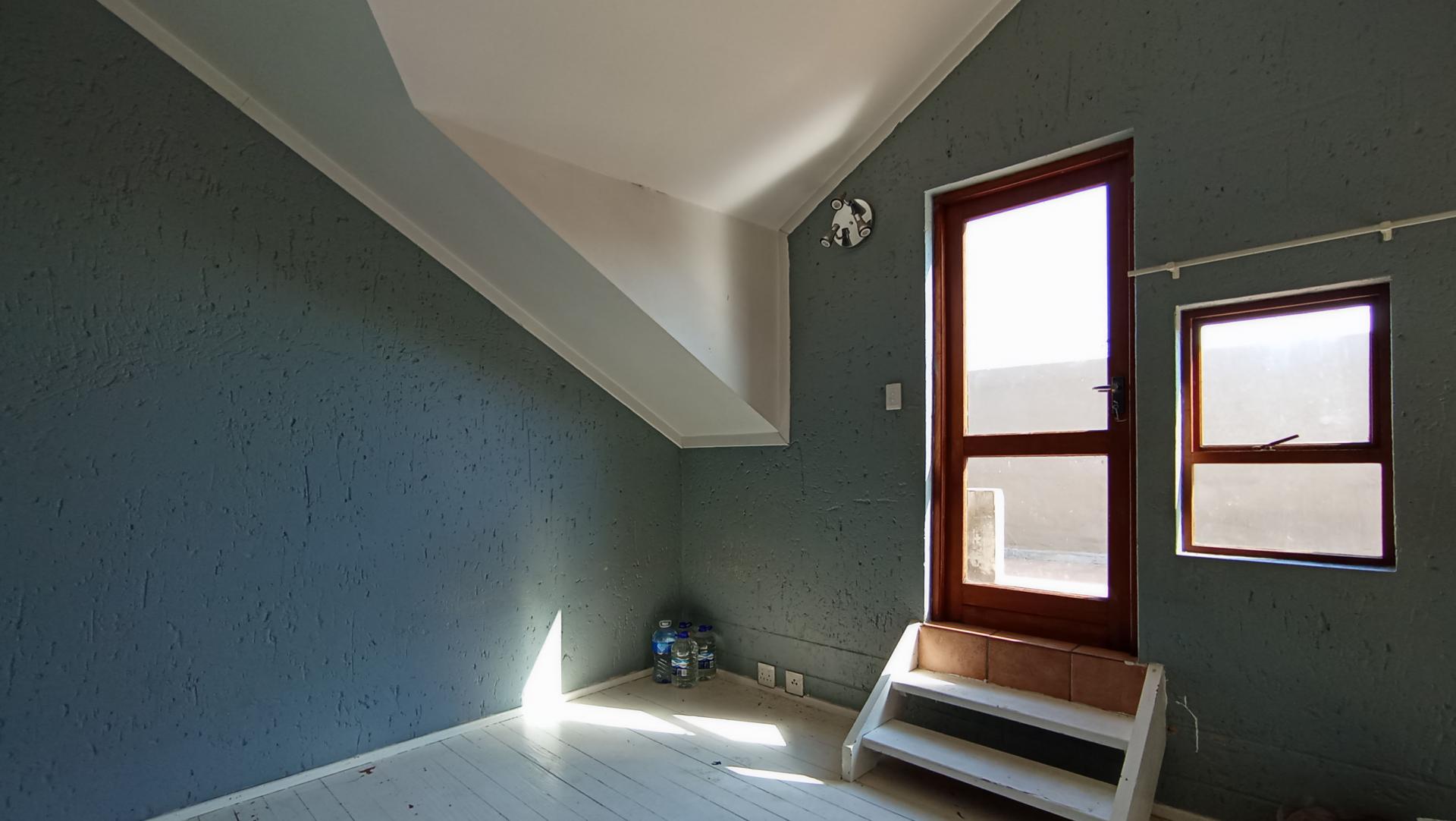 Lounges - 14 square meters of property in Lone Hill