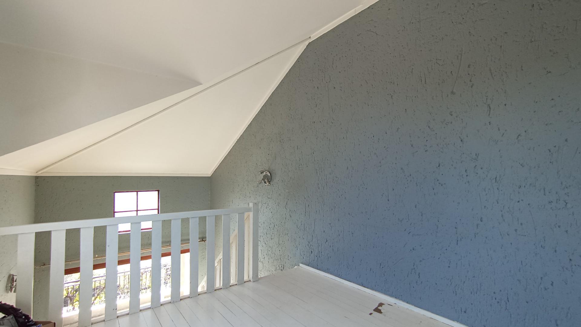 Lounges - 14 square meters of property in Lone Hill