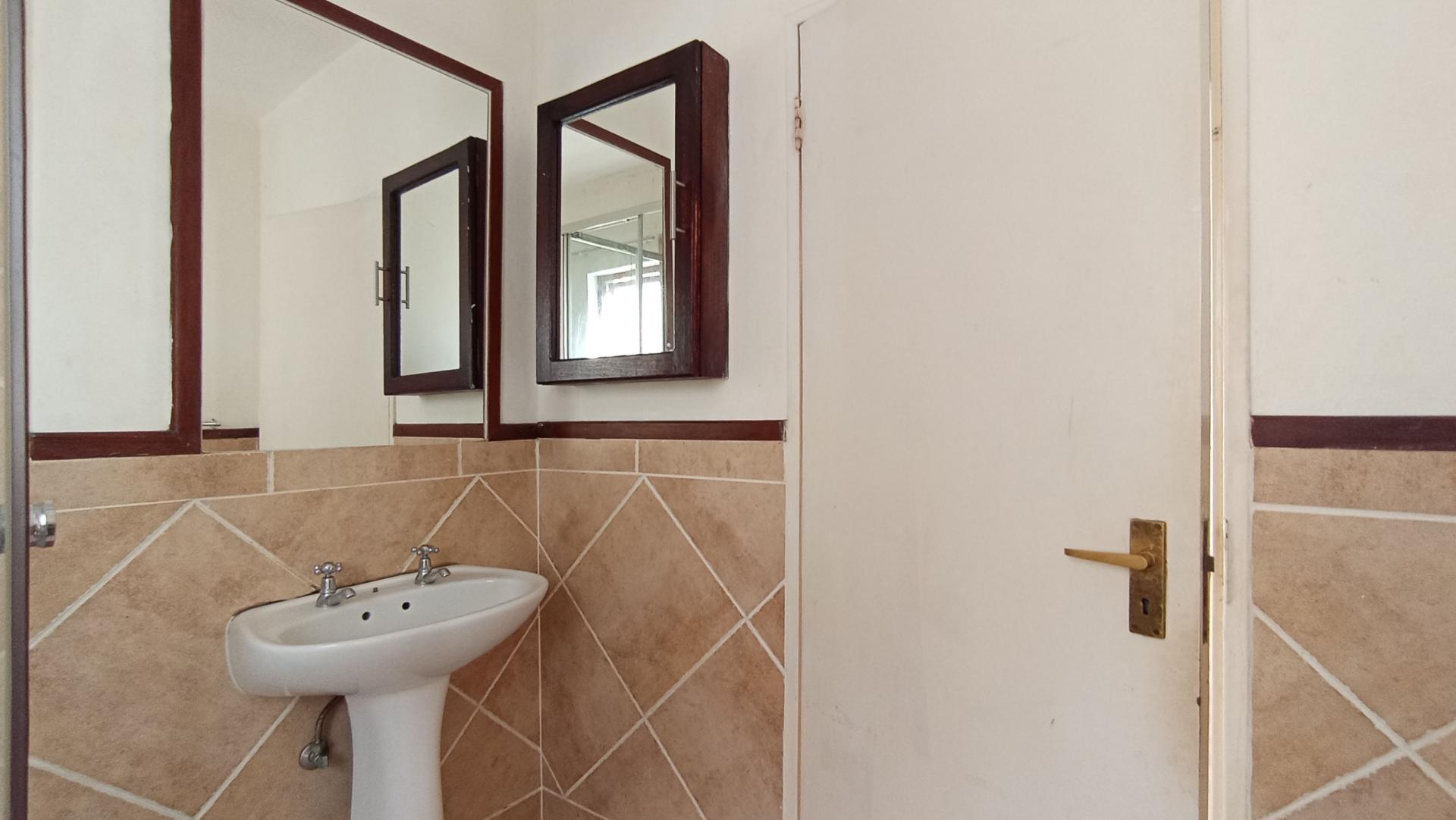 Bathroom 1 - 5 square meters of property in Lone Hill