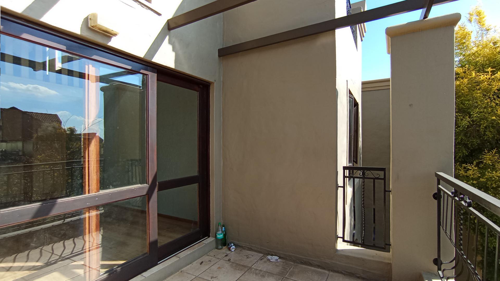 Balcony - 31 square meters of property in Lone Hill